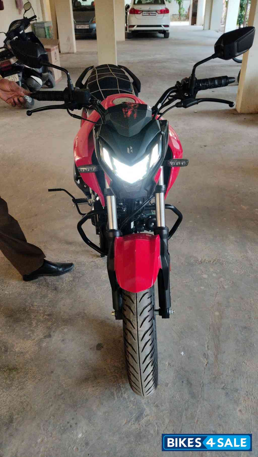 Red Black Hero Xtreme 160R 4V Connected 2.0