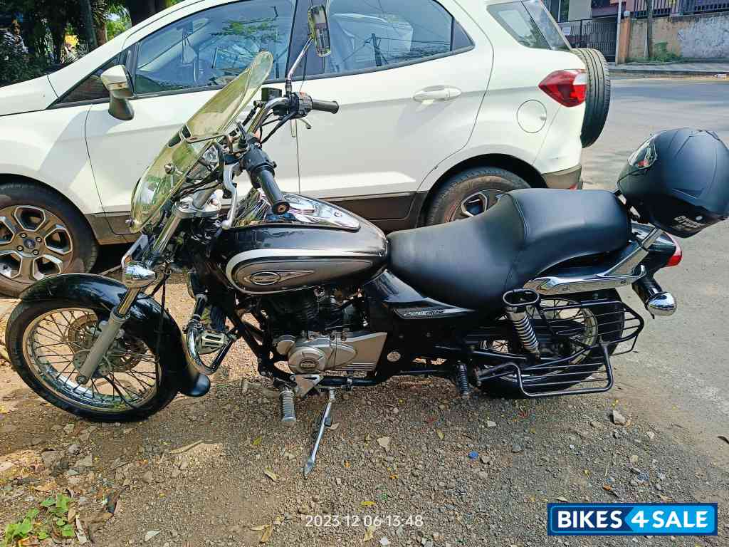 Black Bajaj Avenger Cruise 220