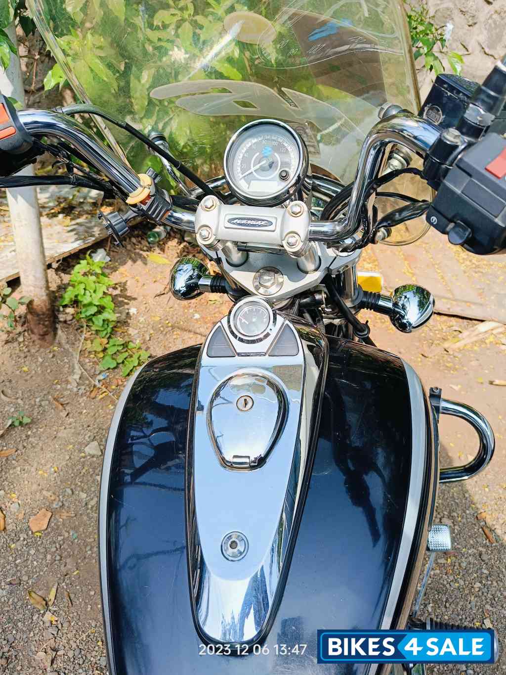 Black Bajaj Avenger Cruise 220