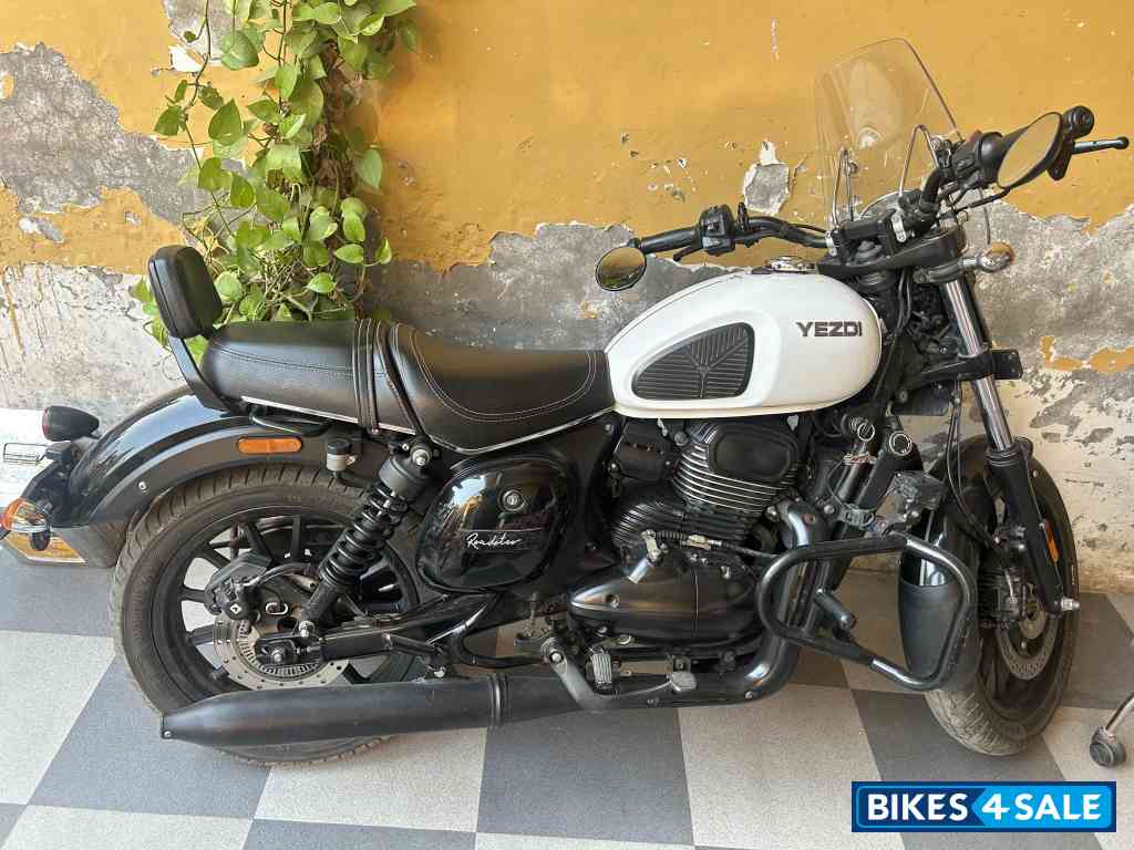 Yezdi Roadster Dark Yezdi Roadster Dark