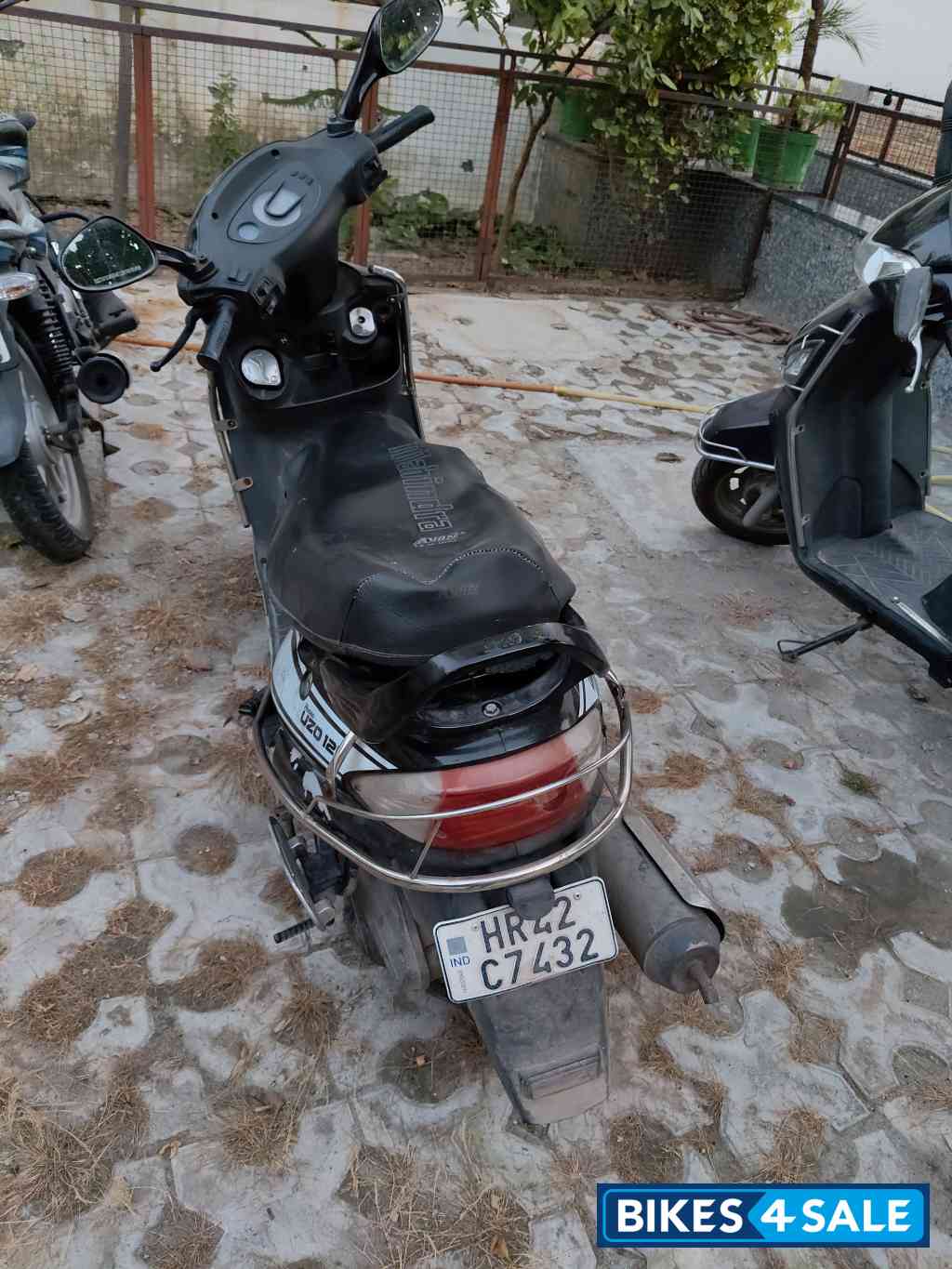 Black Mahindra Rodeo UZO 125