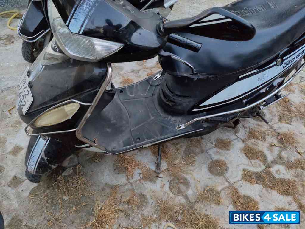 Black Mahindra Rodeo UZO 125