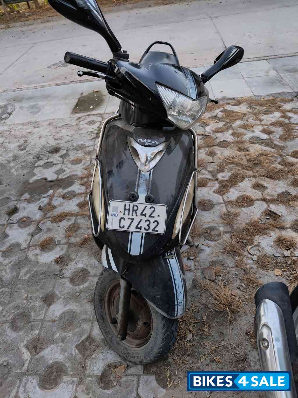 Black Mahindra Rodeo UZO 125