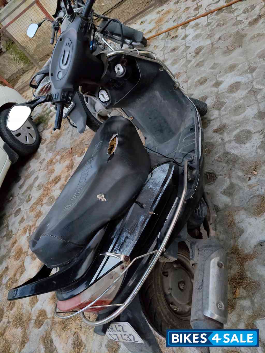 Black Mahindra Rodeo UZO 125