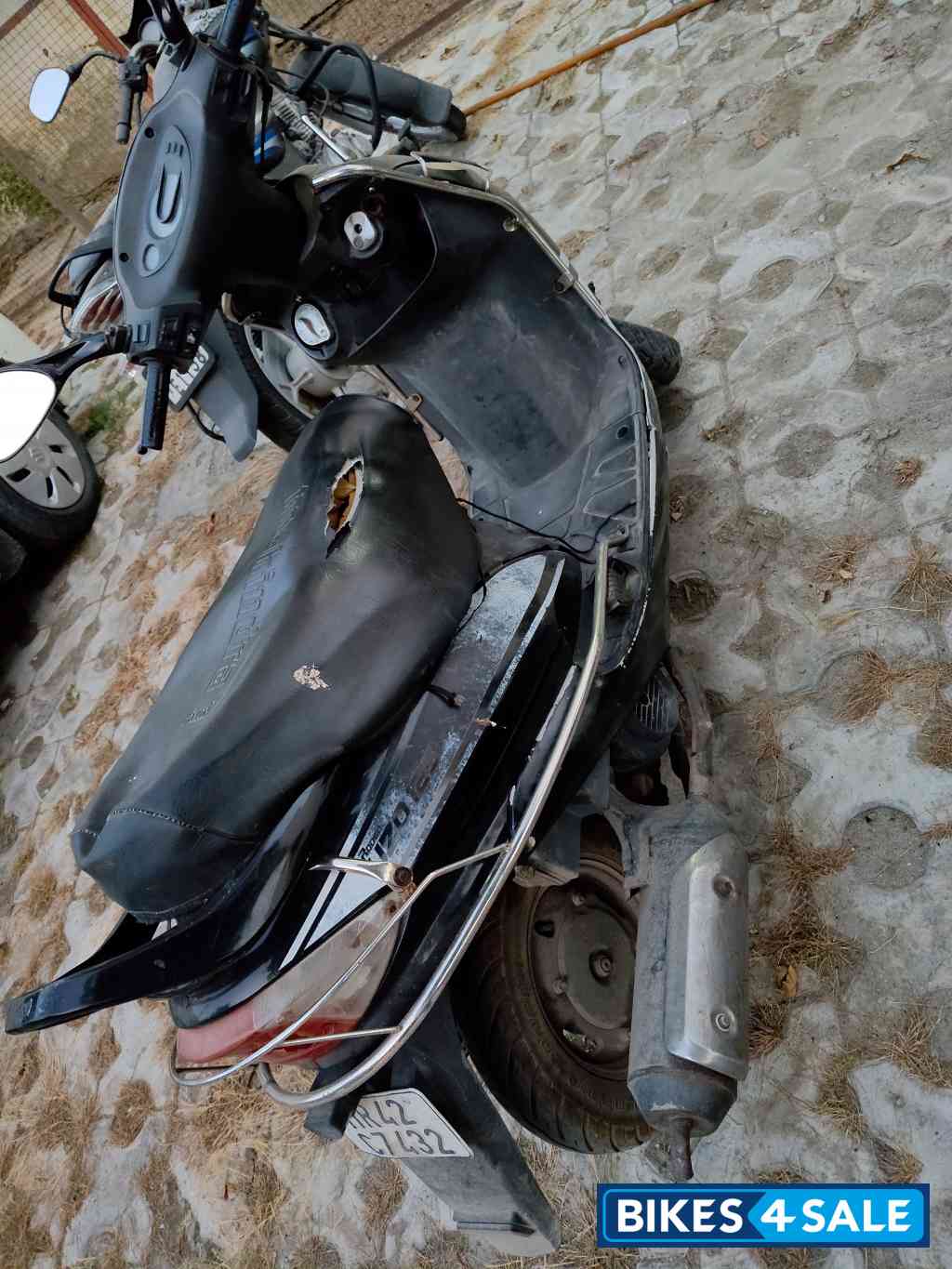 Black Mahindra Rodeo UZO 125