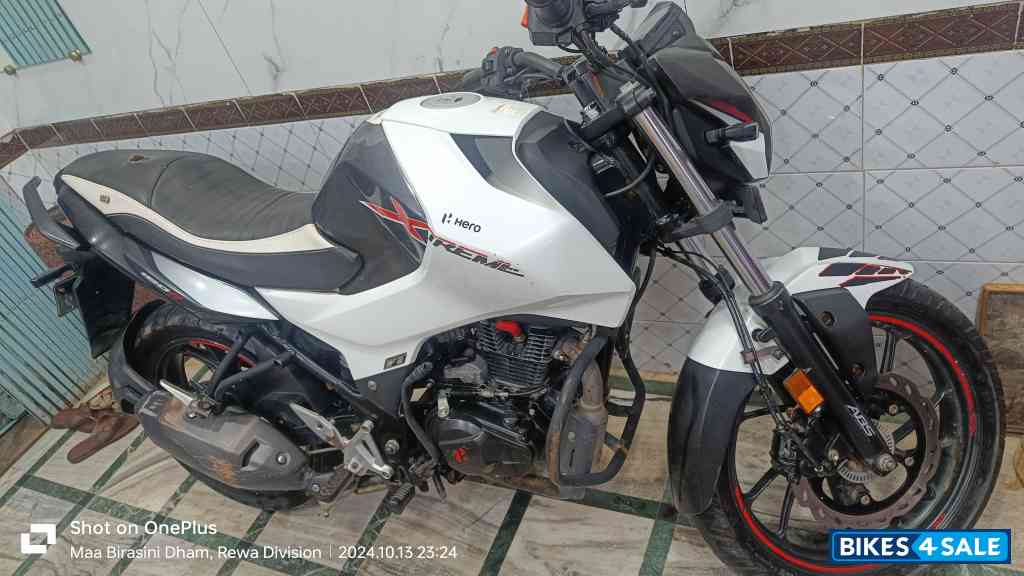White Hero Xtreme 160R BS6