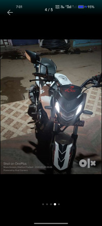 White Hero Xtreme 160R BS6
