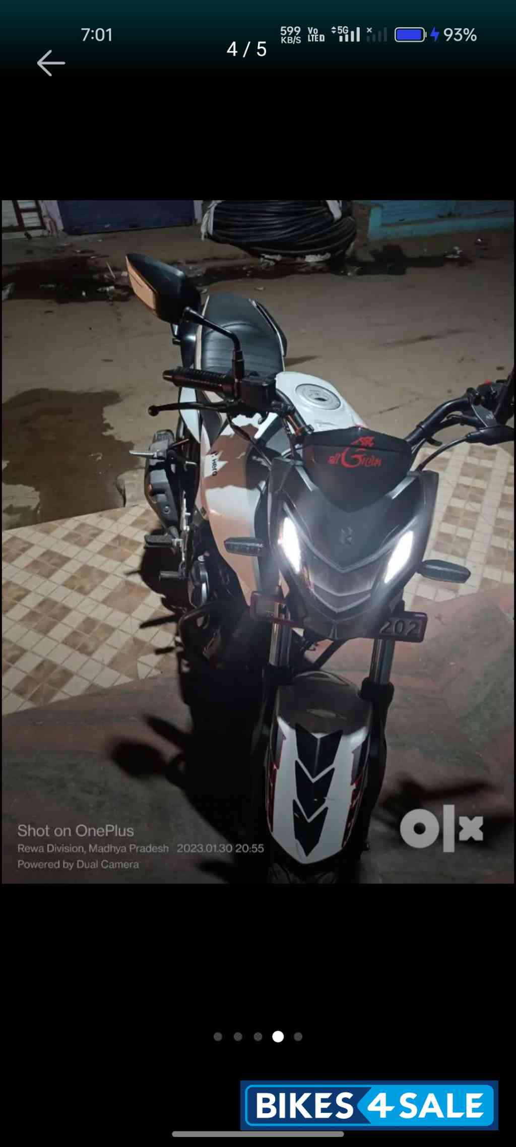 White Hero Xtreme 160R BS6