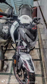 White Hero Xtreme 160R BS6