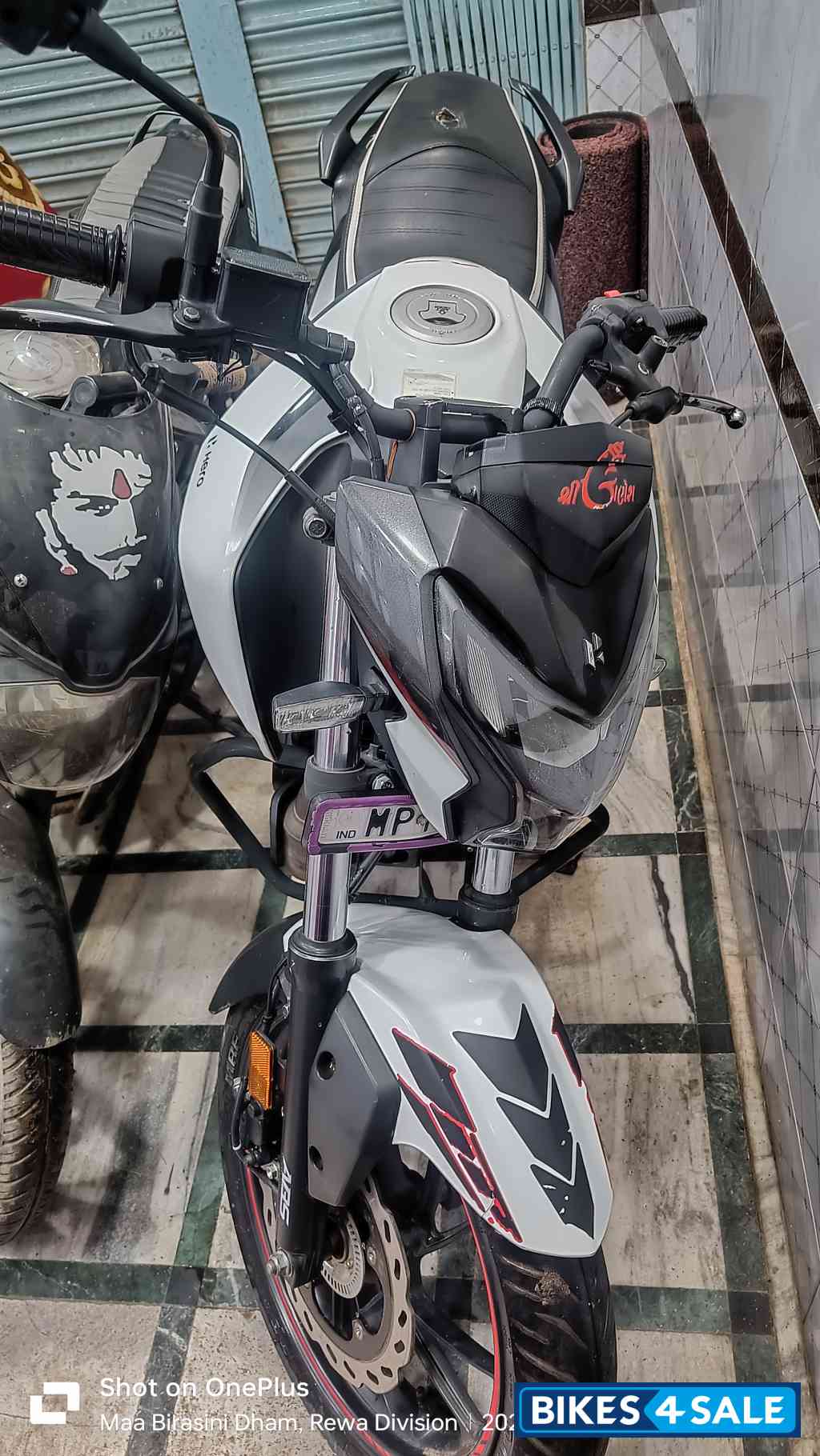 White Hero Xtreme 160R BS6