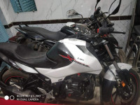 White Hero Xtreme 160R BS6