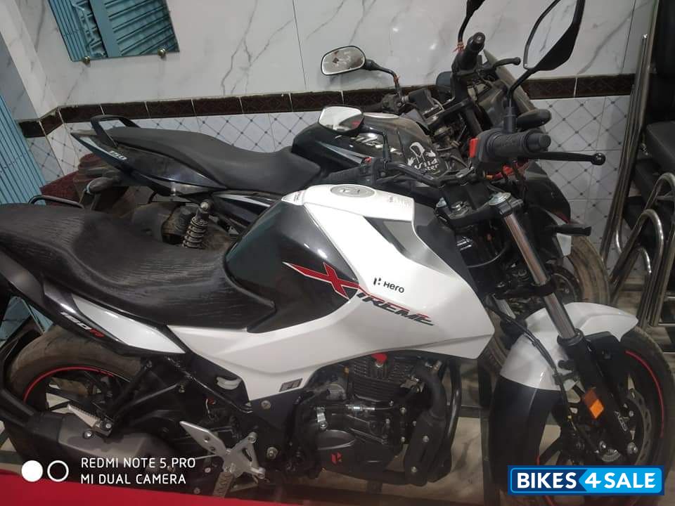 White Hero Xtreme 160R BS6