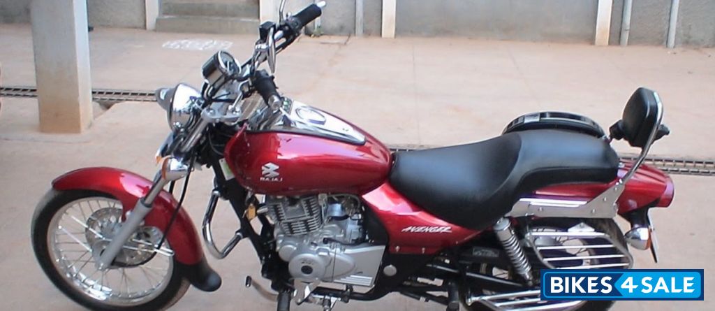 Red Bajaj Avenger 220 DTS-i