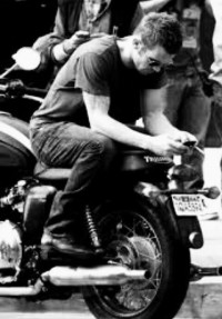 Red Bajaj Avenger 220 DTS-i