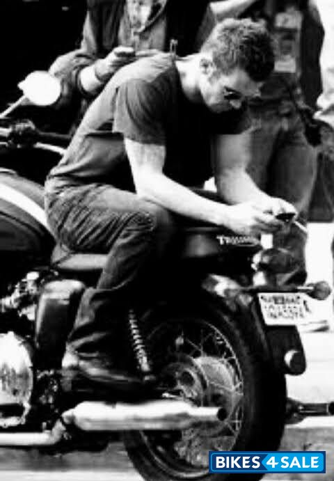 Red Bajaj Avenger 220 DTS-i