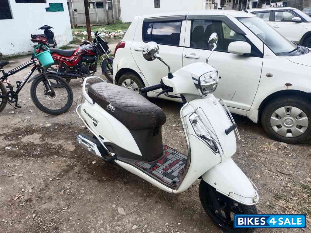 White Suzuki Access 125 Ride Connect Edition