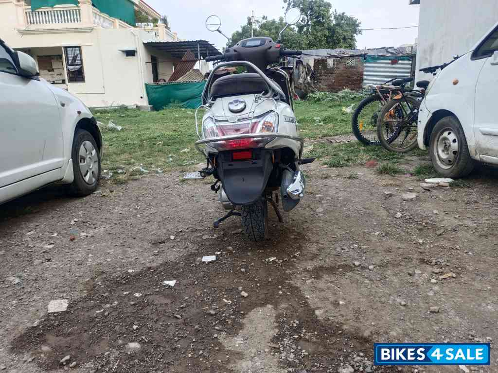 White Suzuki Access 125 Ride Connect Edition