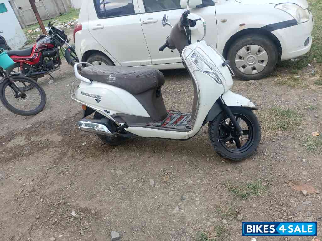 White Suzuki Access 125 Ride Connect Edition