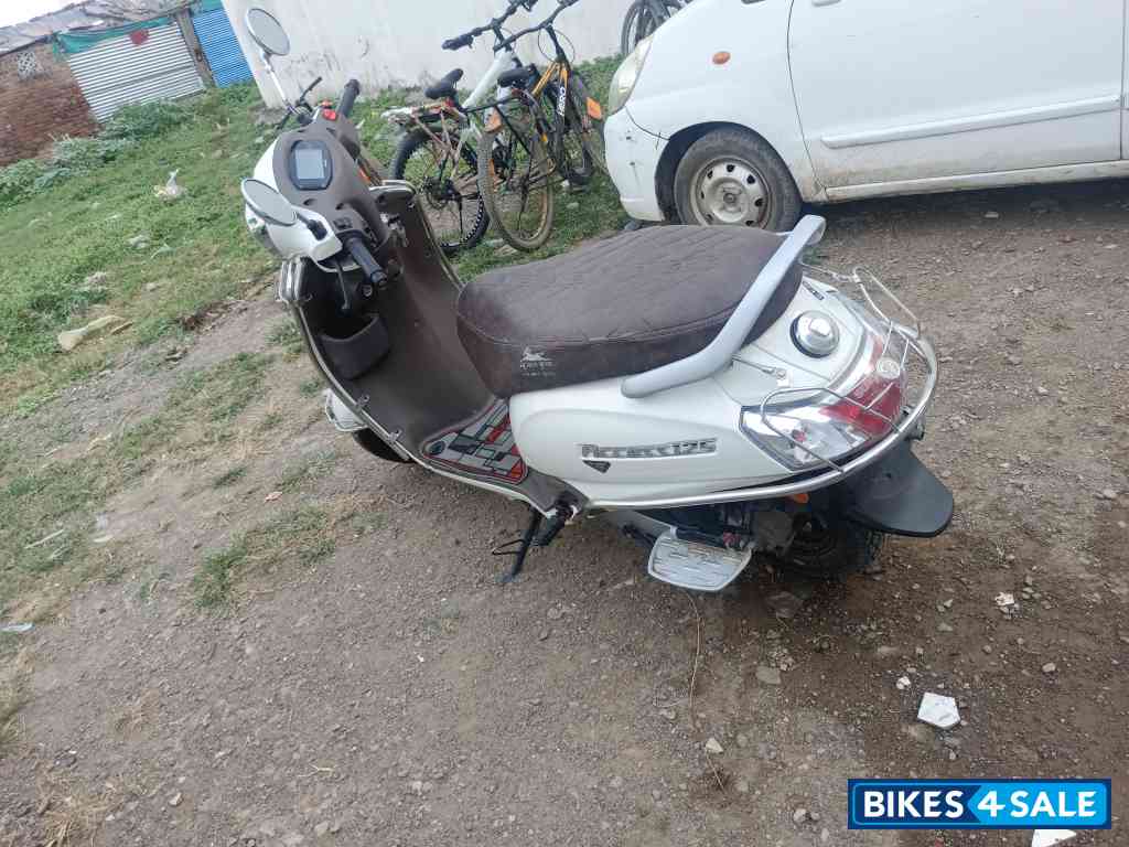 White Suzuki Access 125 Ride Connect Edition