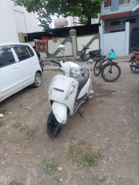 White Suzuki Access 125 Ride Connect Edition