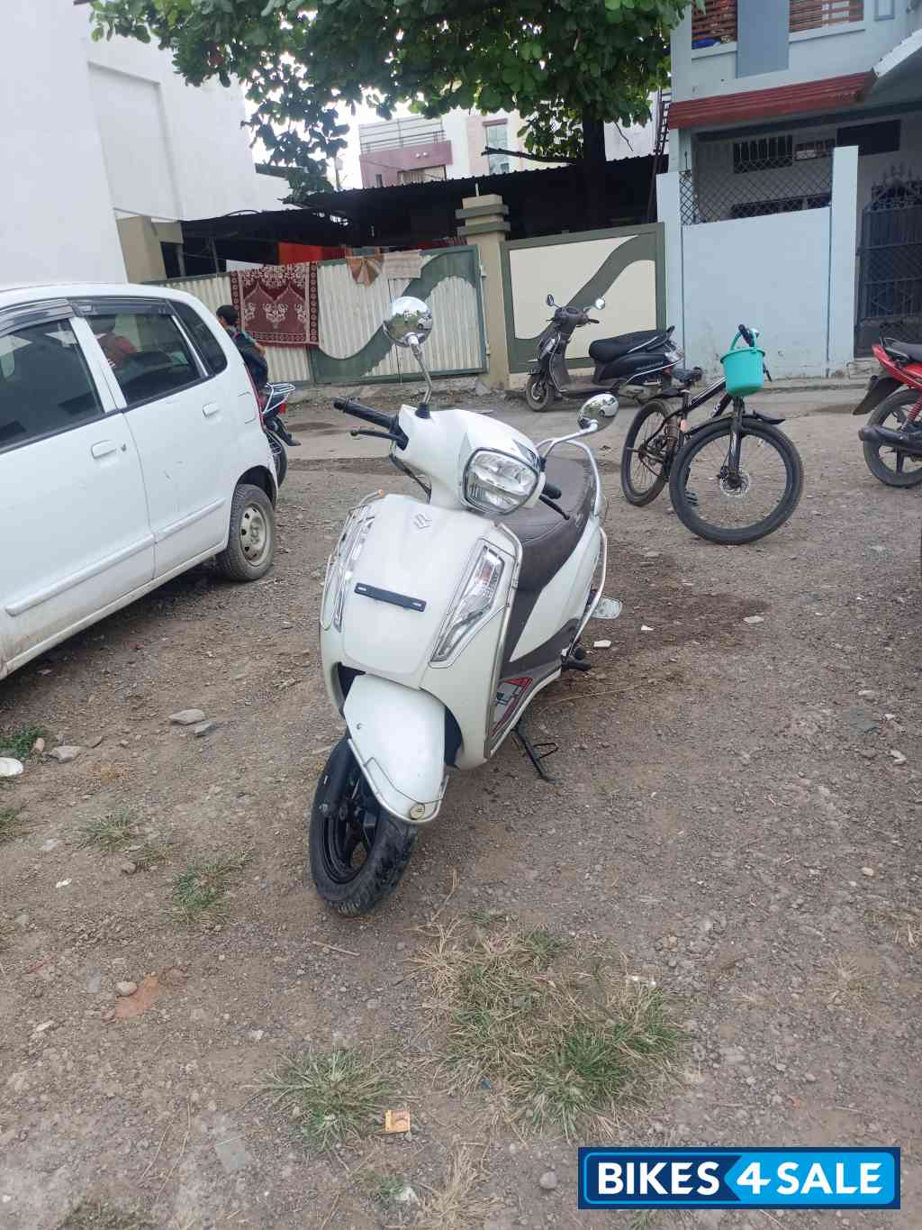 White Suzuki Access 125 Ride Connect Edition