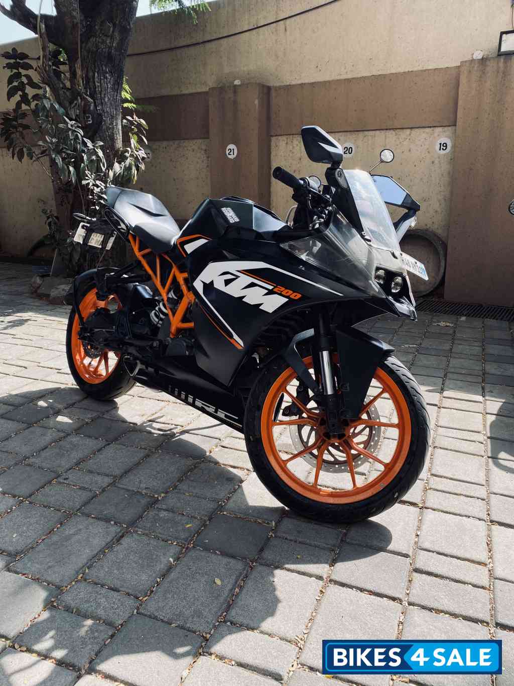Black KTM RC 200