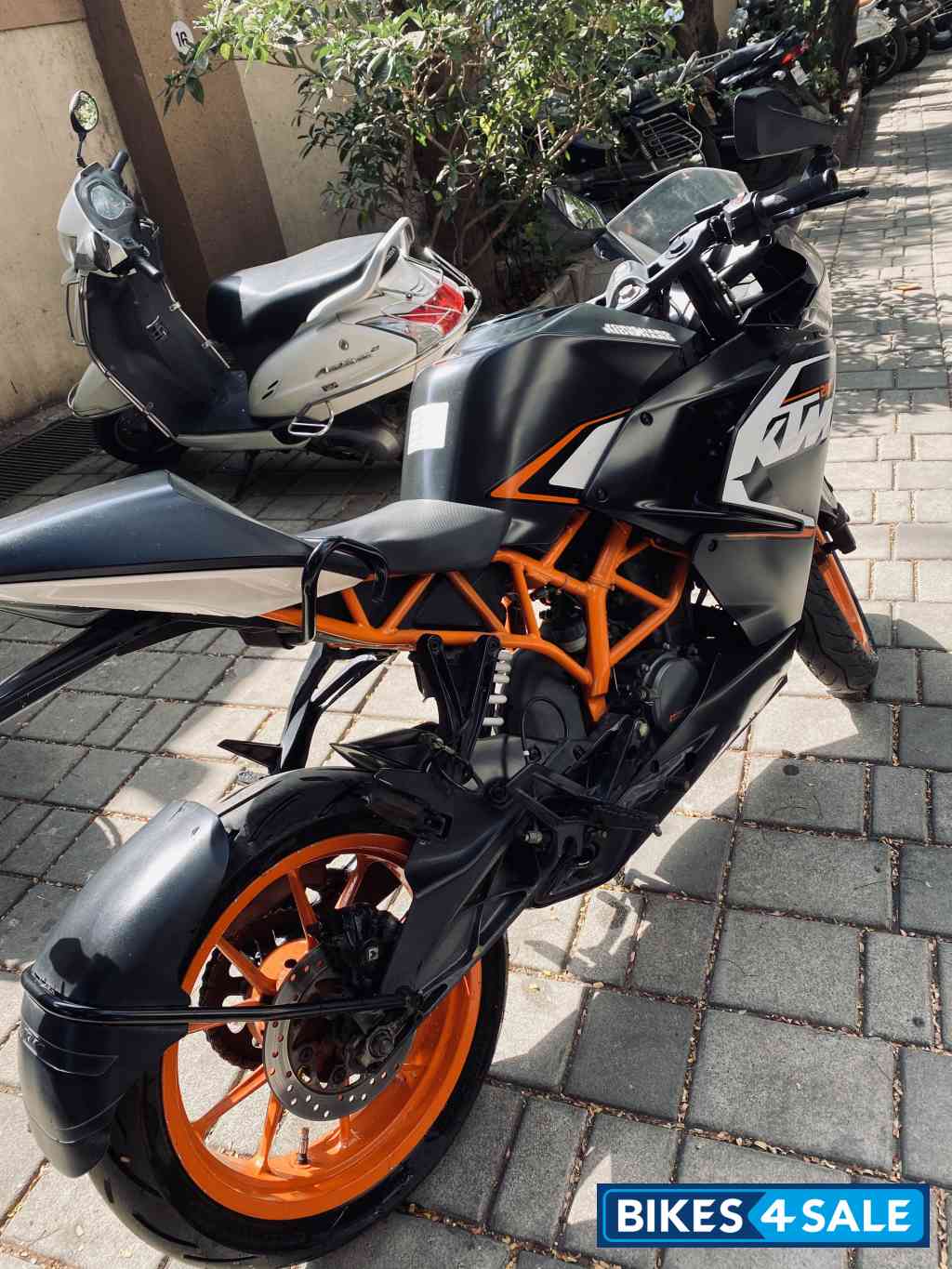 Black KTM RC 200