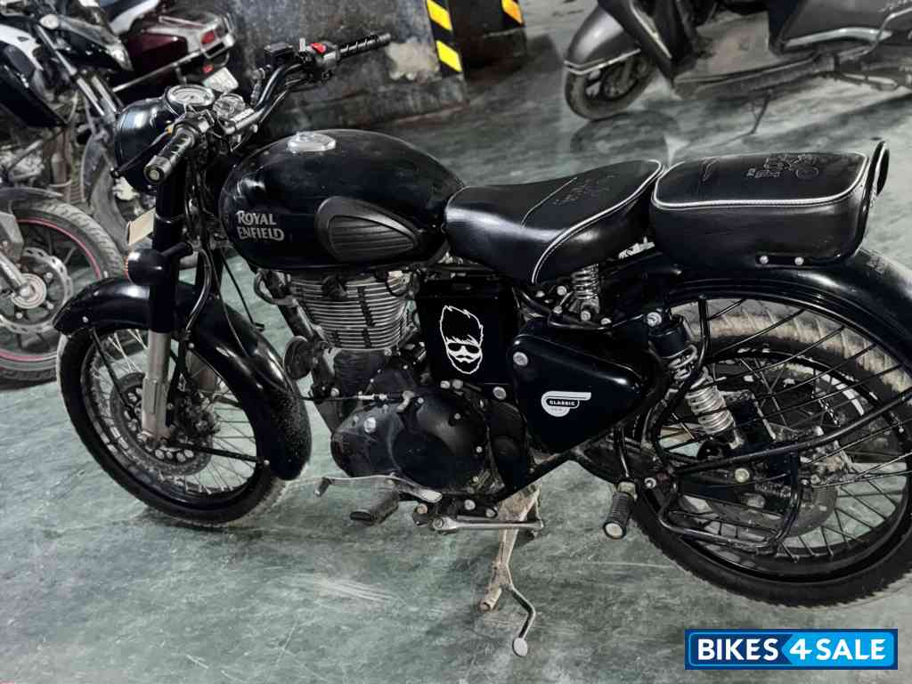 Black Royal Enfield Classic 500 Tribute Black