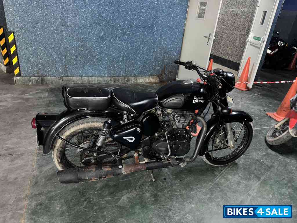 Black Royal Enfield Classic 500 Tribute Black