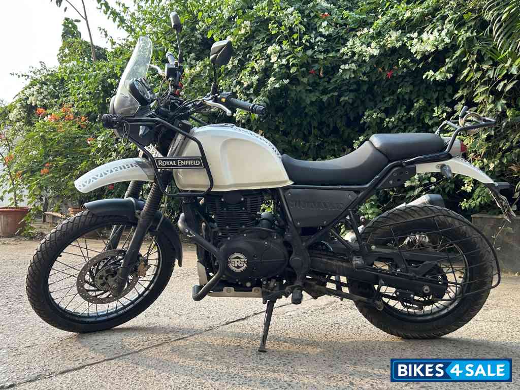 Snow-white Royal Enfield Himalayan BS VI