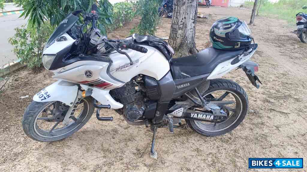 White And Black Yamaha Fazer 125