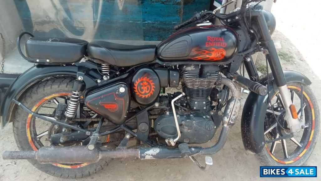 Royal Enfield Classic Stealth Black