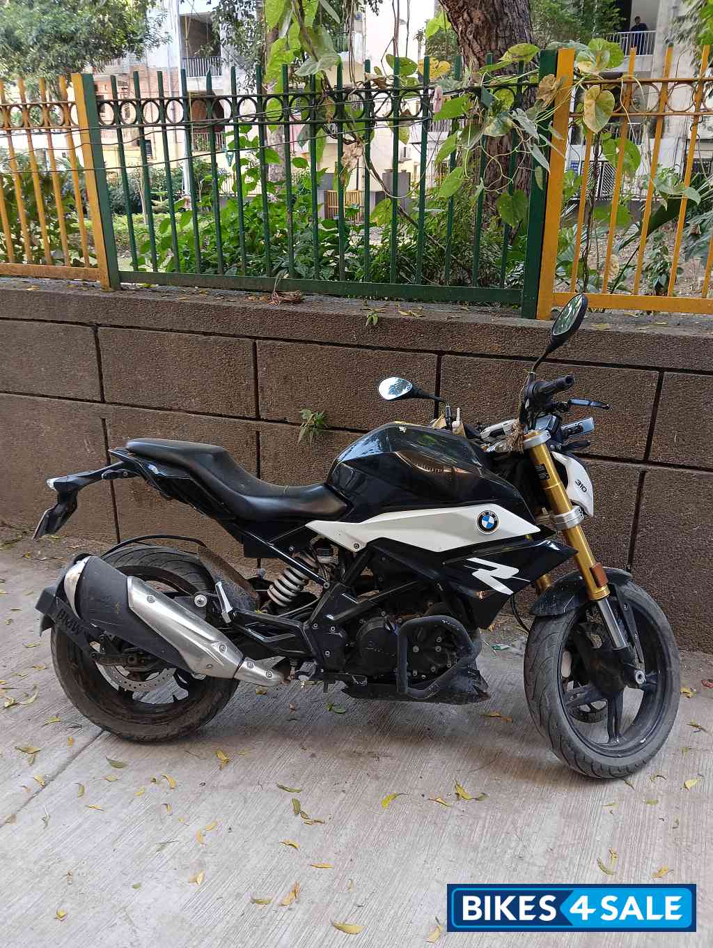 Cosmic Black BMW G 310 R BS6