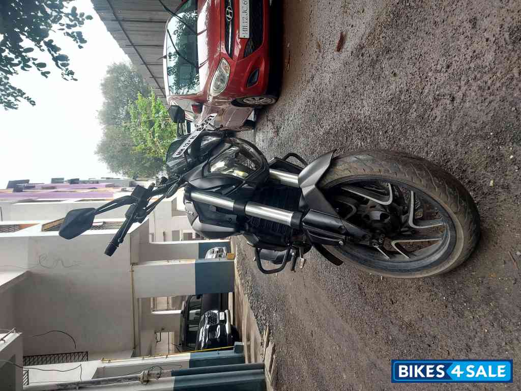 Black Bajaj Dominar 400