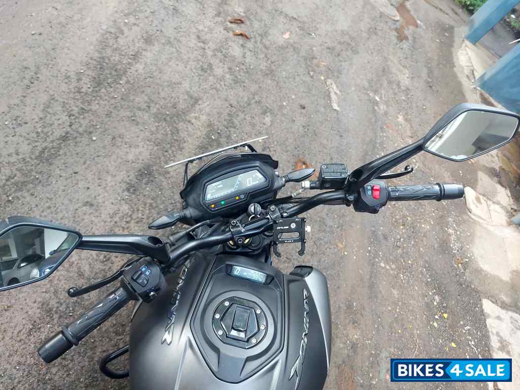 Black Bajaj Dominar 400
