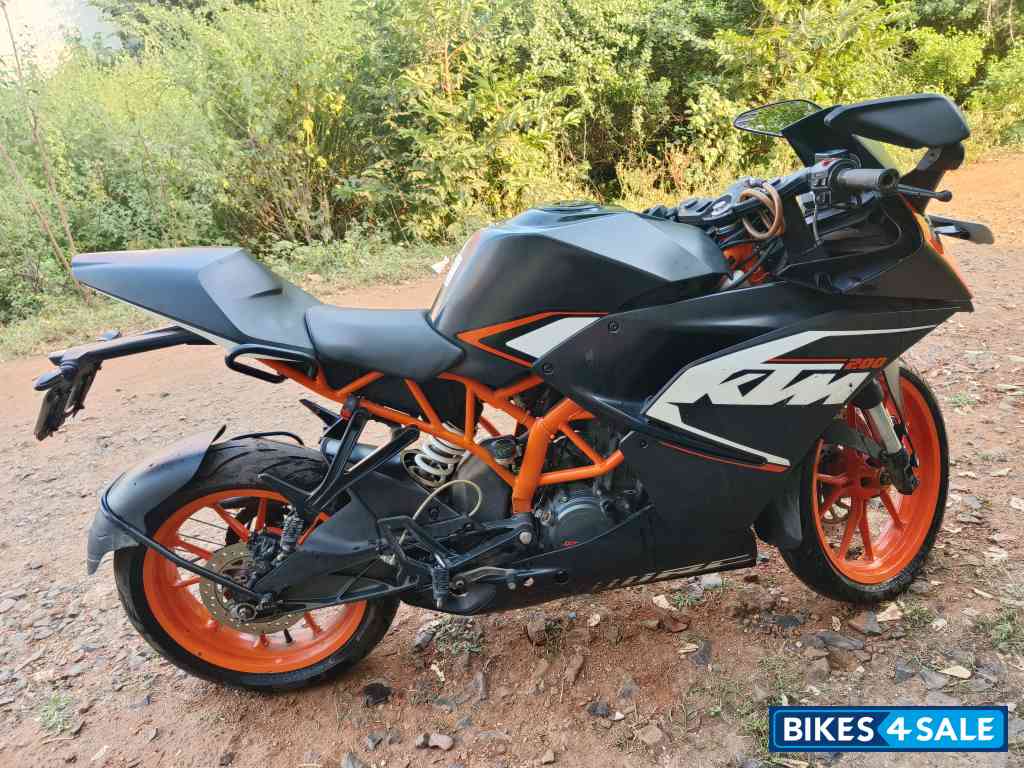 Black KTM RC 200