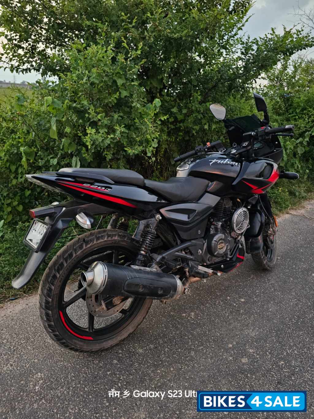 Black Bajaj Pulsar 220F