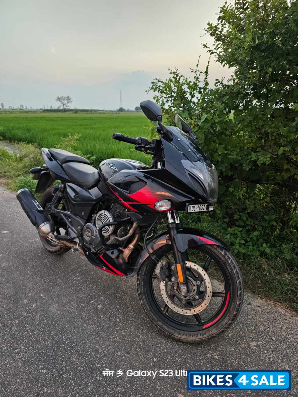 Black Bajaj Pulsar 220F