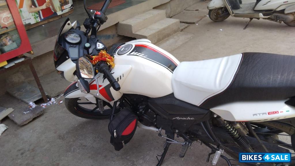 Pearl White TVS Apache RTR 160