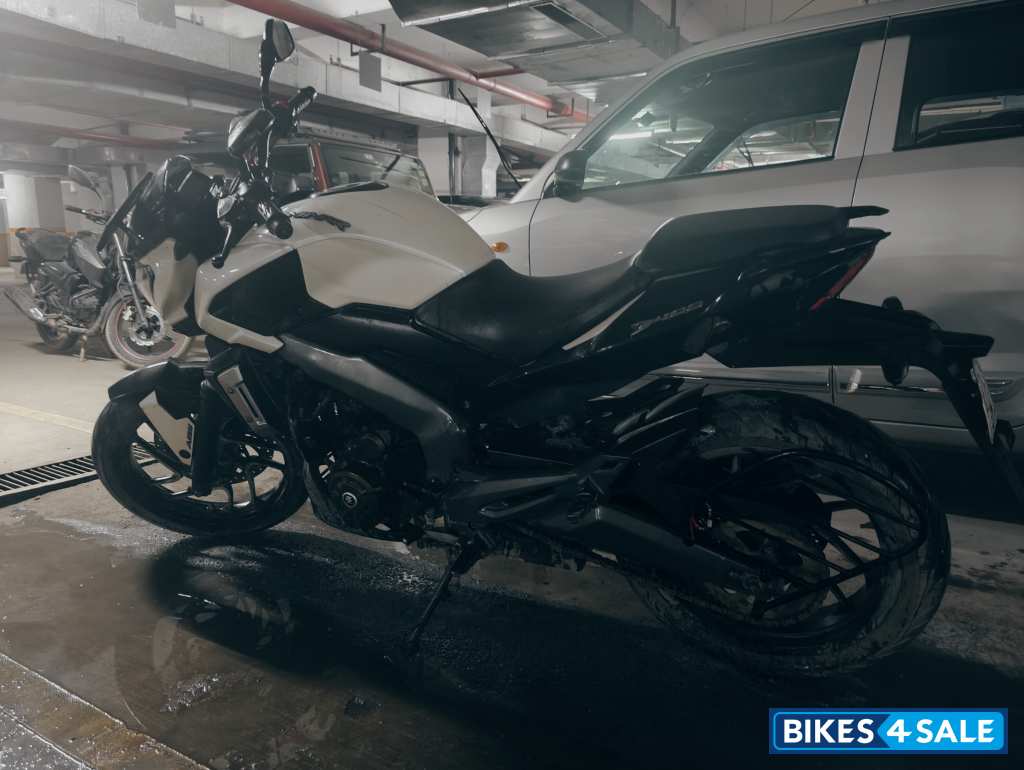 White Bajaj Dominar 400 Disc