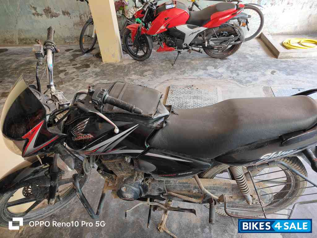 Black And Red Honda Shine 125