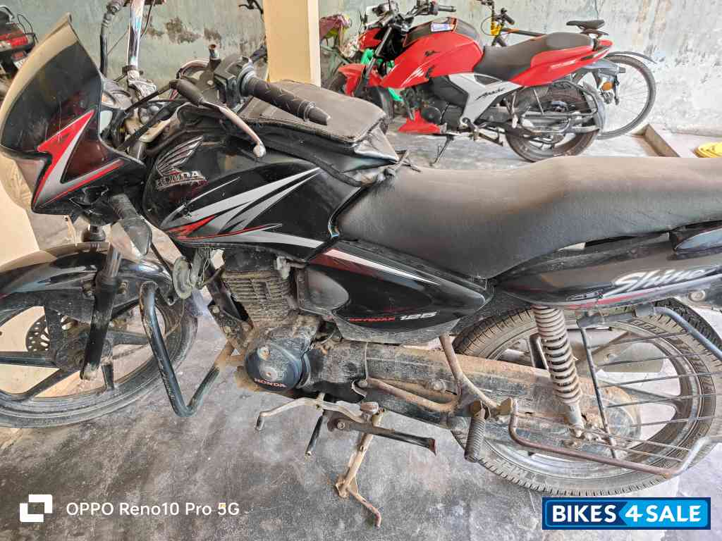 Black And Red Honda Shine 125