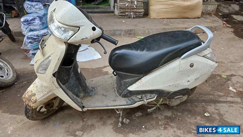 White TVS Jupiter BS6