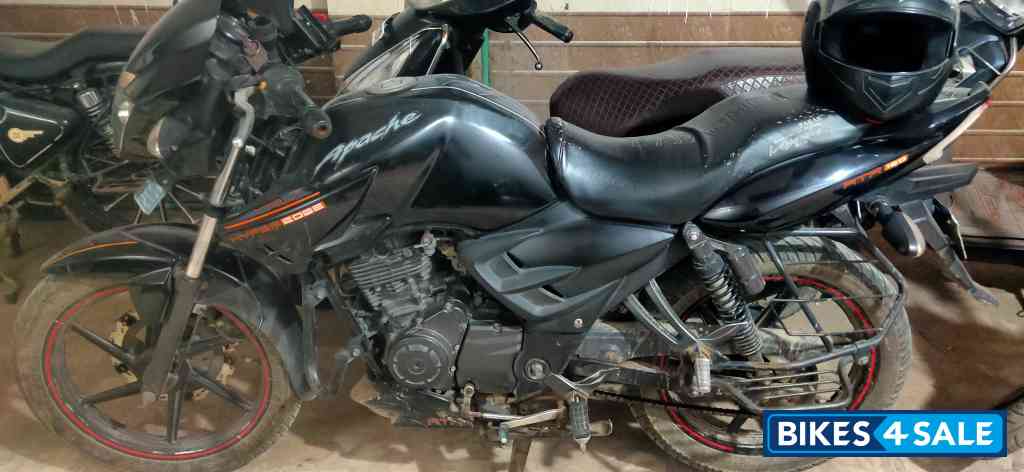 Black Solo TVS Apache RTR 160