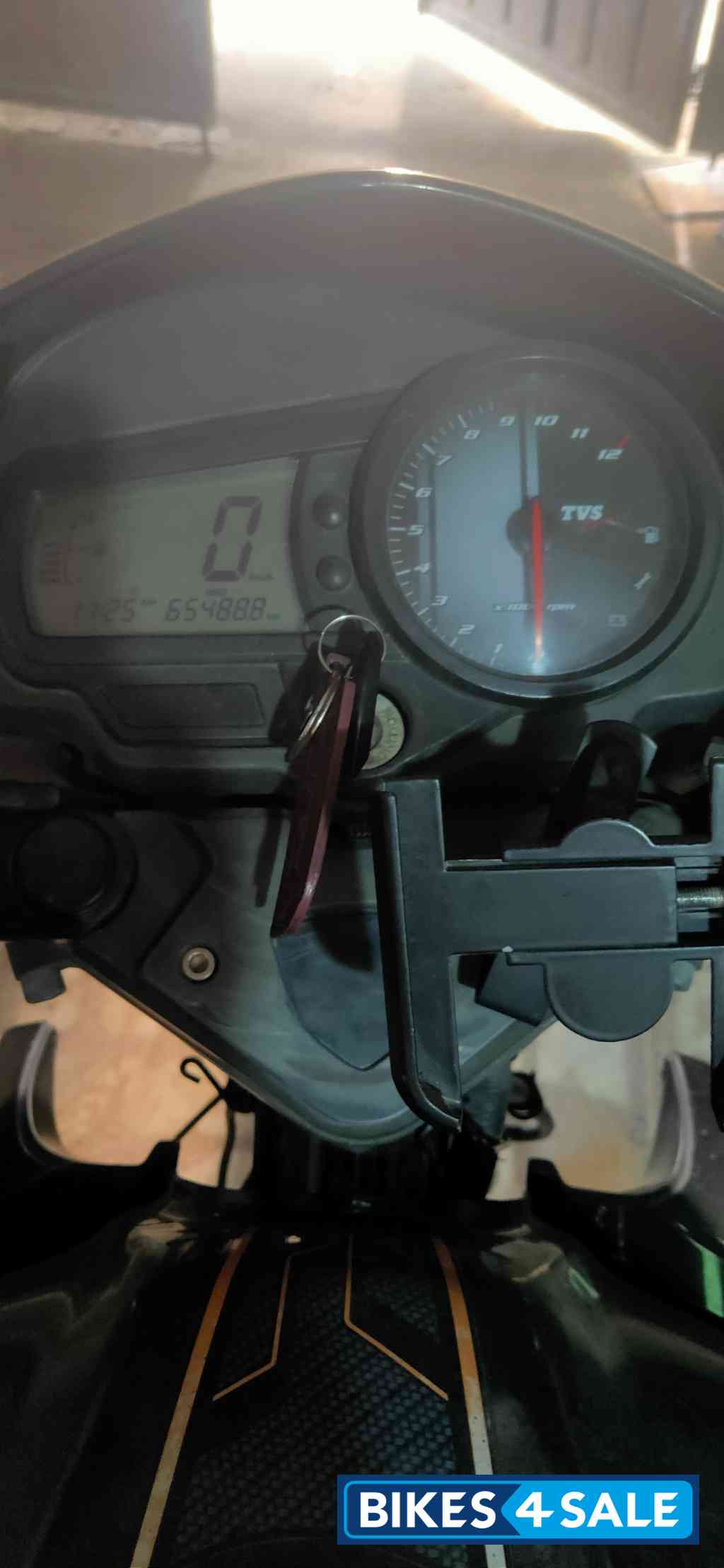 Black Solo TVS Apache RTR 160