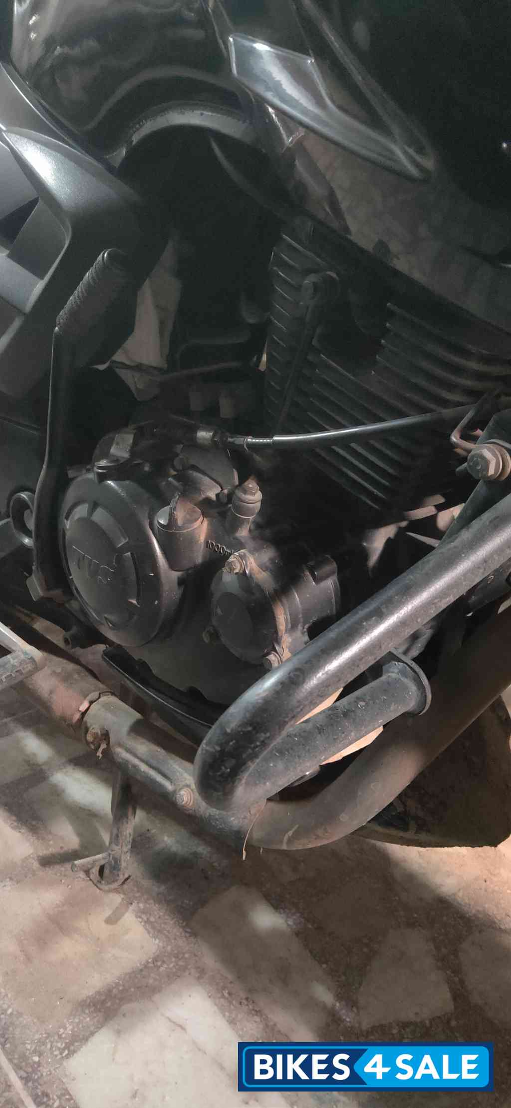 Black Solo TVS Apache RTR 160