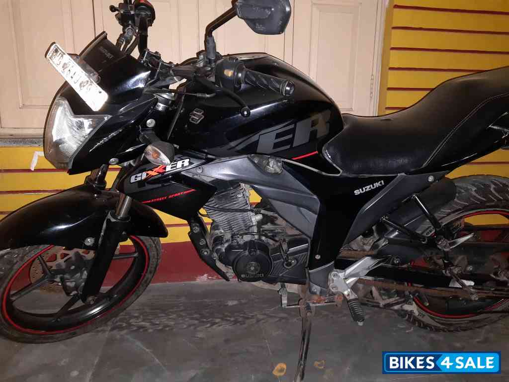 Black Suzuki Gixxer 150