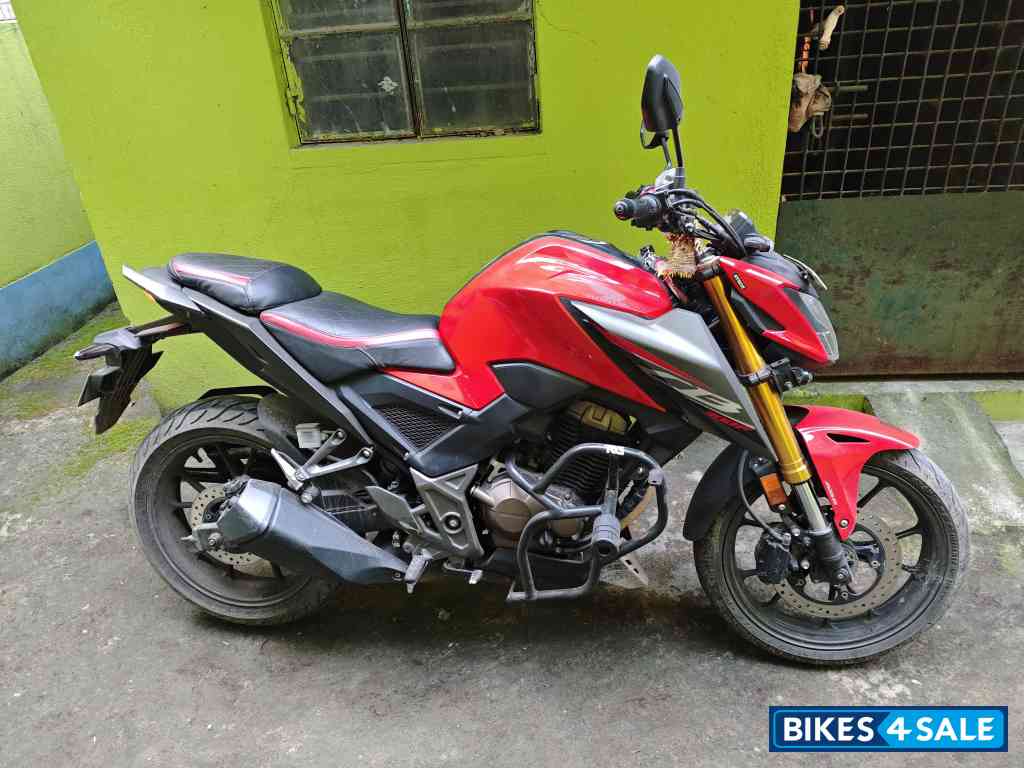 Sports Red Honda CB300F Deluxe Pro