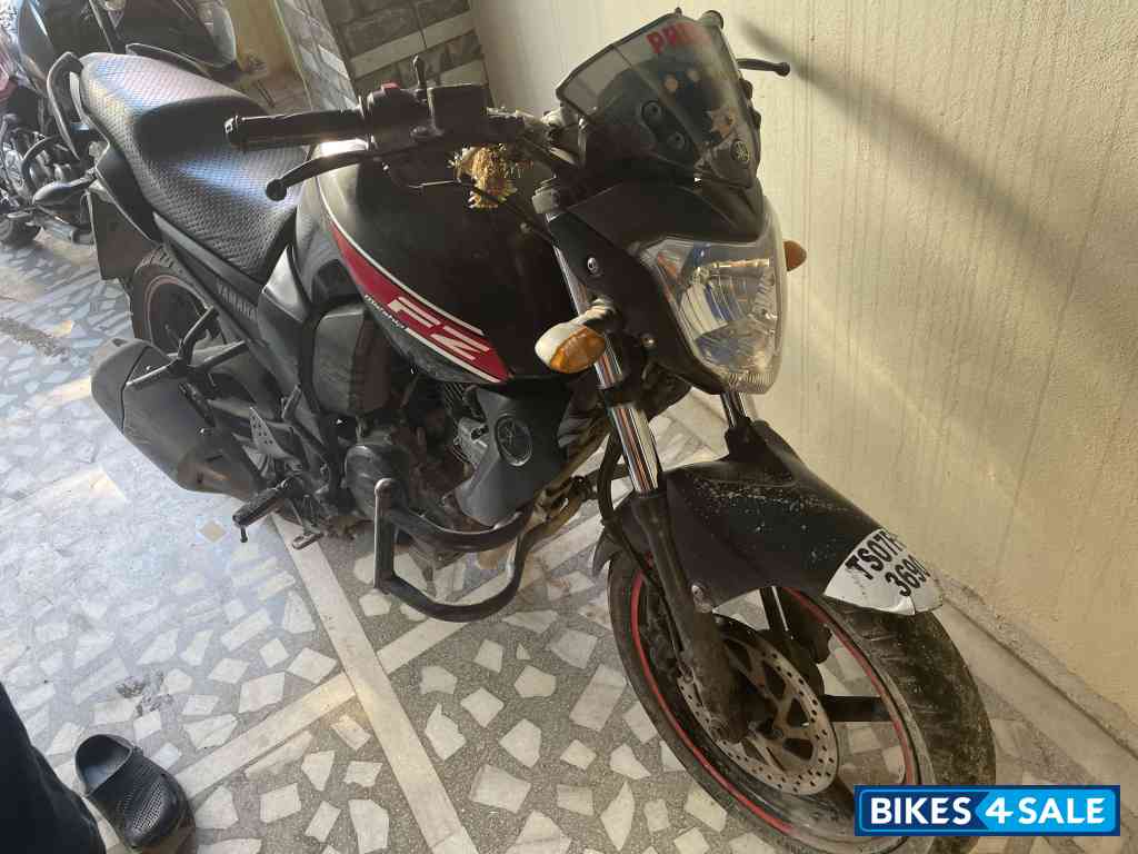 Black Yamaha FZ16