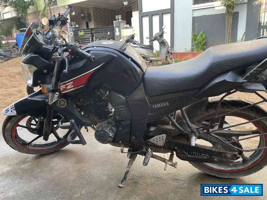 Black Yamaha FZ16